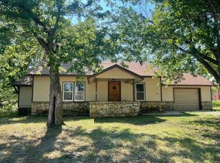 929 Harris Rd, Winfield, KS 67156