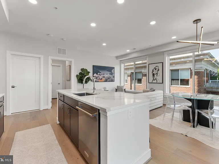 635 Slaters Ln #306 — Photo 7