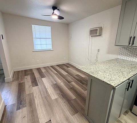 2nd image of 1121 Essex St Back 3