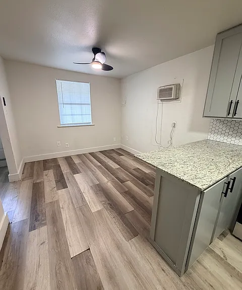 1121 Essex St #3 — Photo 2