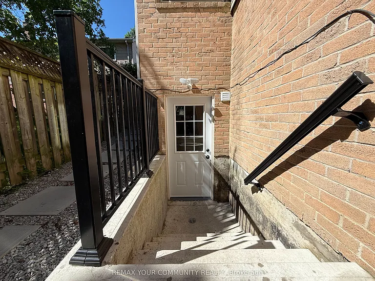6 Albery Cres — Photo 3