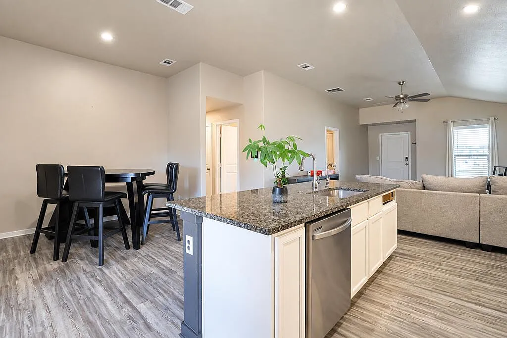 3 bed, 2.0 bath, 1450 sqft, $2,500 — Photo 4