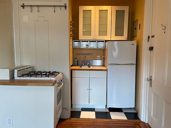 4th image of 18 Herkimer St #2