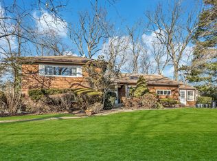 67 Fernwood Ln, Roslyn, NY 11576