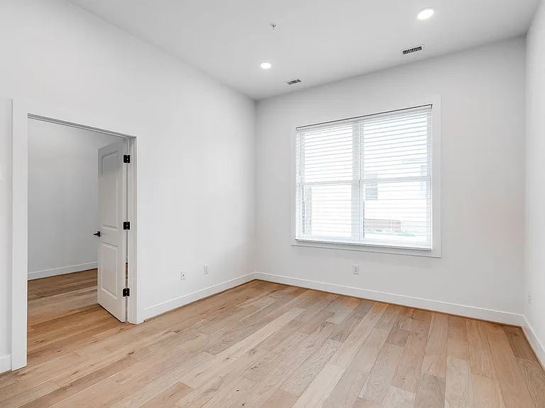 3308 E Marshall St — Photo 14