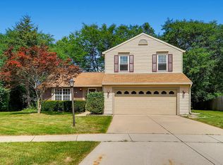 8 Kensington Ct, Streamwood, IL