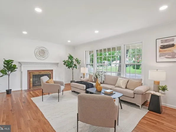 5803 Sunderland Ct, Alexandria, VA 22315