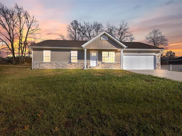 250 Village Circle Dr, Winfield, MO 63389
