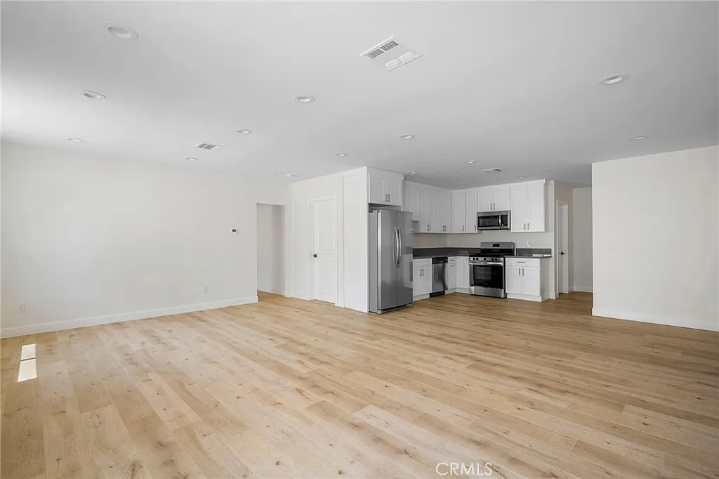 3 bed, 3.5 bath, 1453 sqft, $4,350 — Photo 4