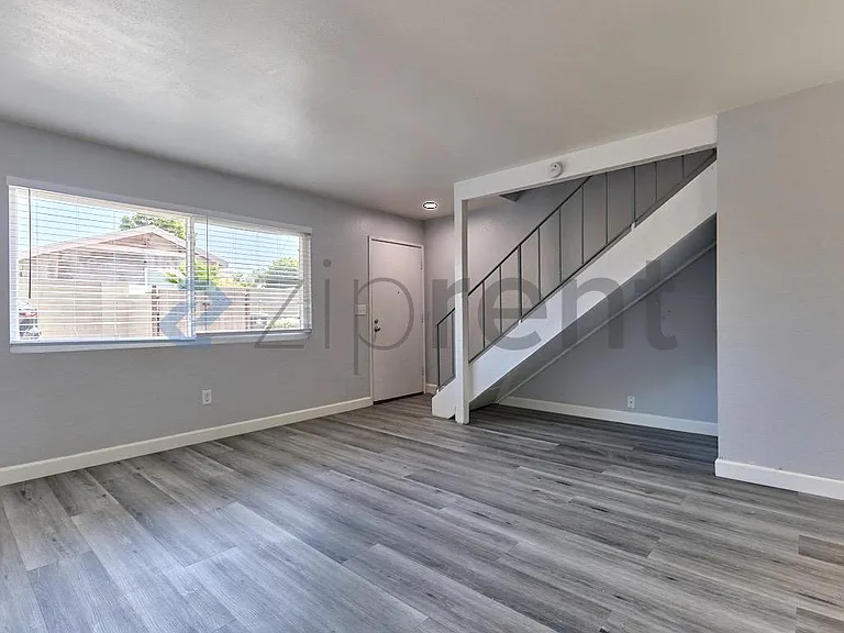 213 E Acacia St #C — Photo 4