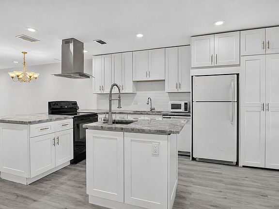3rd image of 20846 Vinesta Circle