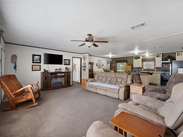 202 N 3rd St E, Dawson, TX 76639