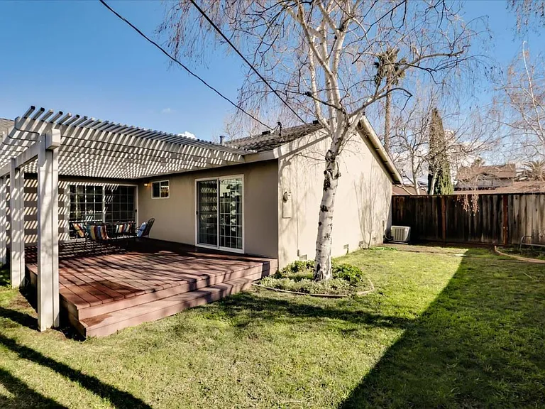 202 Belden Dr — Photo 31