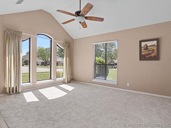 3rd image of 208 S Poplar Ave