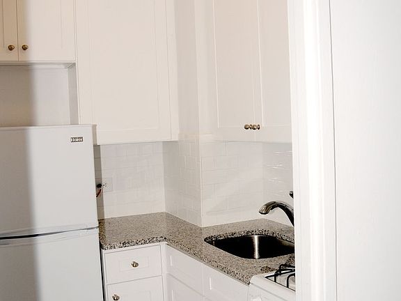 5th image of 425 E 54th St #9U