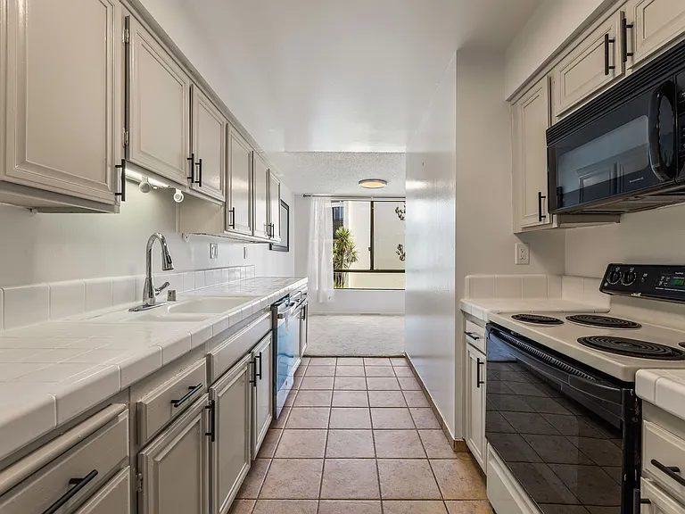 1340 S Beverly Glen Blvd #202 — Photo 11