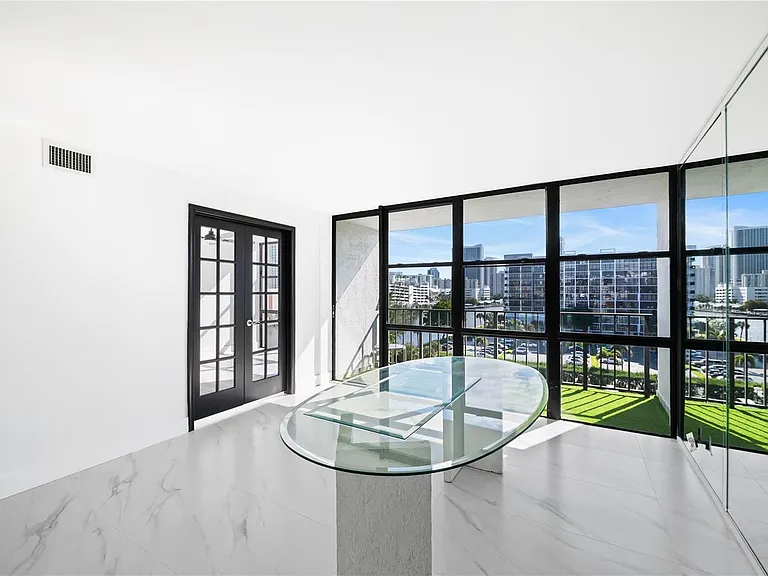 800 Parkview Dr #718 — Photo 11