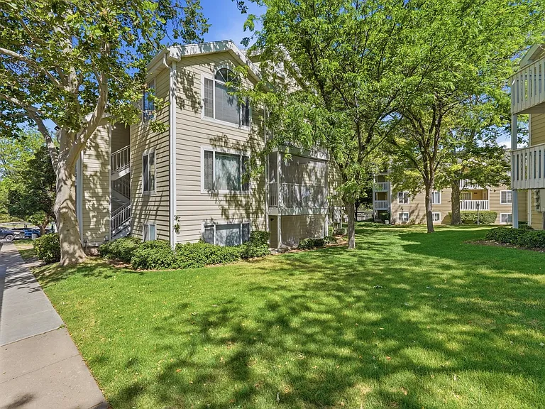 Woods Crossing Apartments — Photo 10