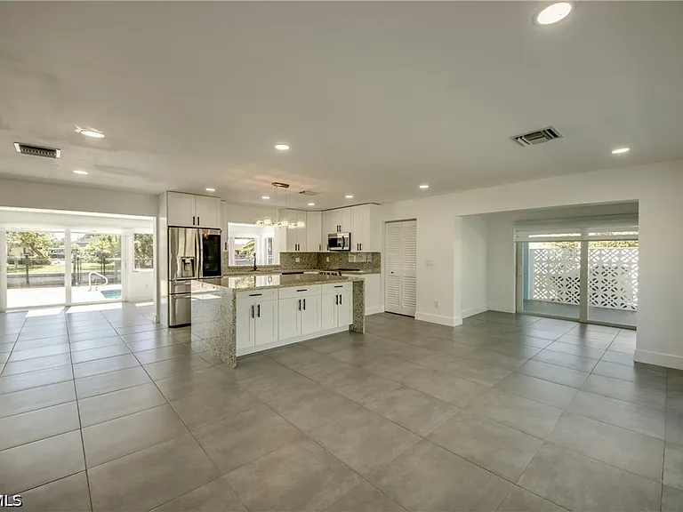 4312 S Pacific Cir — Photo 7