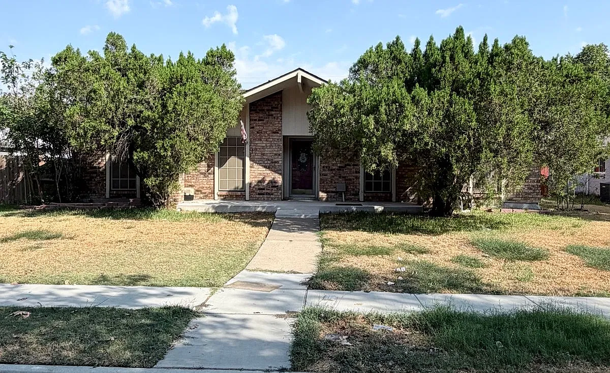 3 bed, 2.0 bath, 1895 sqft, $2,400 — Photo 1