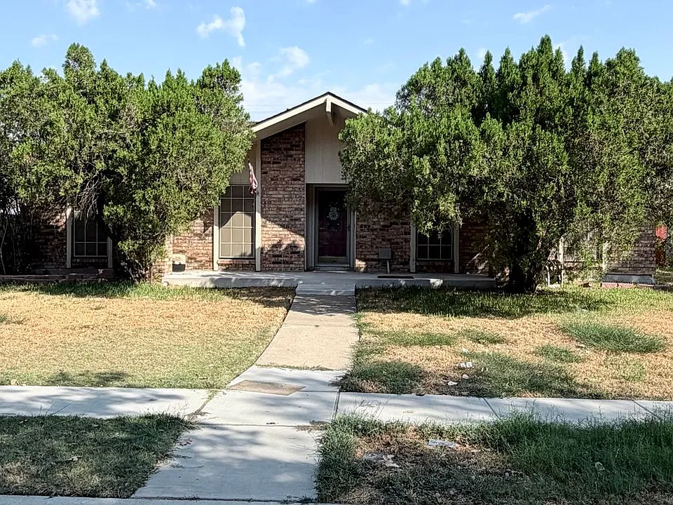 826 Pinoak Dr