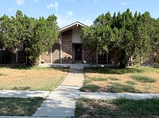 826 Pinoak Dr, Grand Prairie, TX 75052