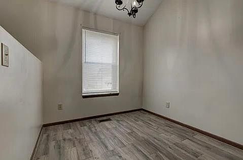 4th image of 413 Country Club Dr