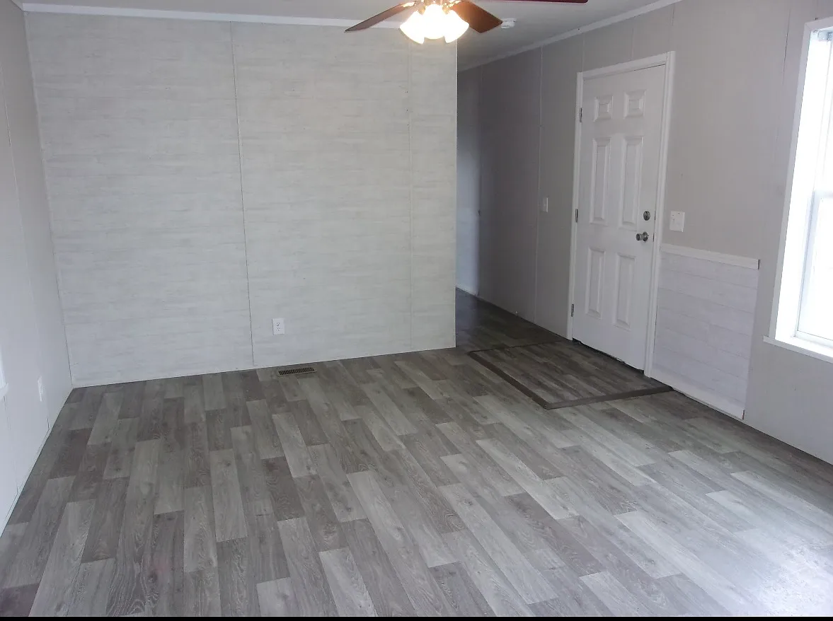 3 bed, 900 sqft, $975 — Photo 1