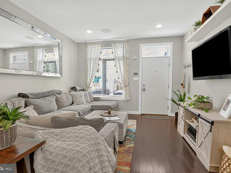 2441 Coral St — Photo 3