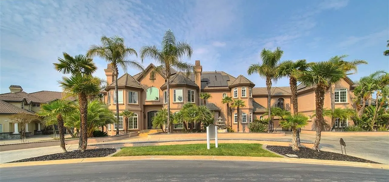 9 bed, 9000 sqft, $10,500 — Photo 1