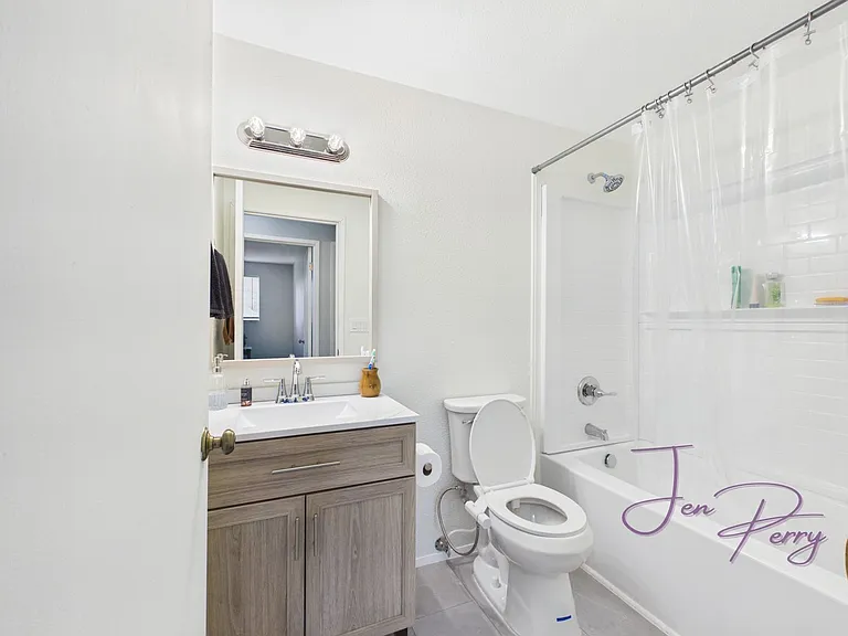 2274 Thornton St — Photo 7
