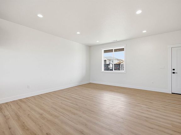 3rd image of 312 Victoria St
