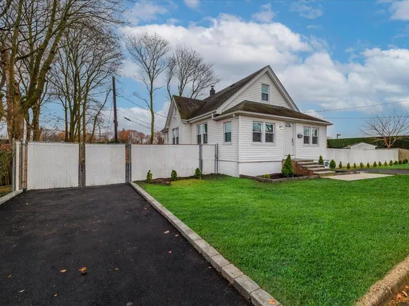 224 E Roslyn Street E, Islip Terrace, NY 11752