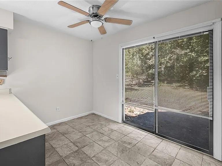 990 Chapman Ln — Photo 7