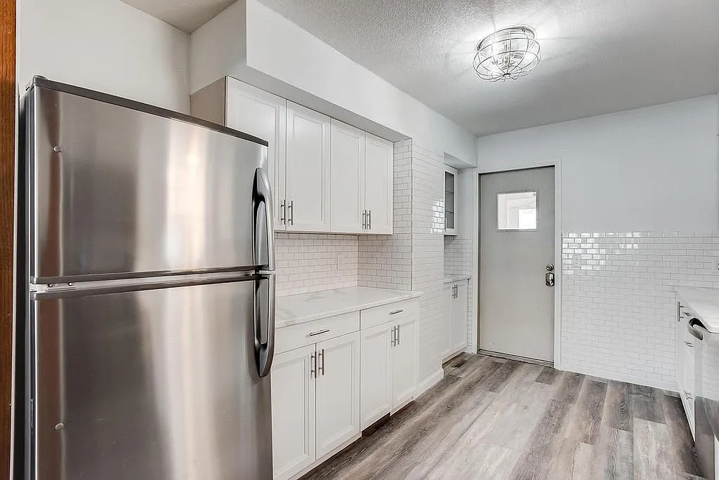 6 bed, $4,200 — Photo 1