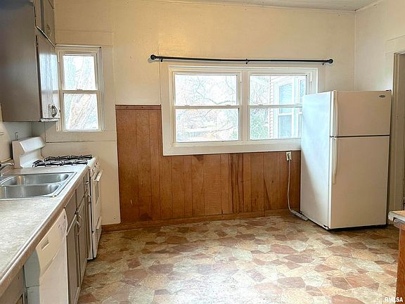 5th image of 405 W College