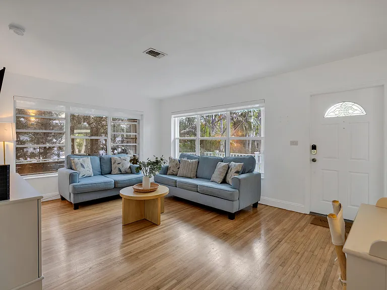 1031 NE Little River Dr — Photo 5
