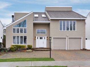 1550 Parkview Ave, Seaford, NY 11783