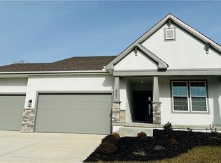 401 SW Hawthorne Ln, Blue Springs, MO 64014