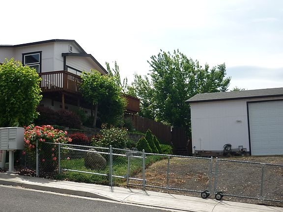 2nd image of 1803 Oakwood Dr