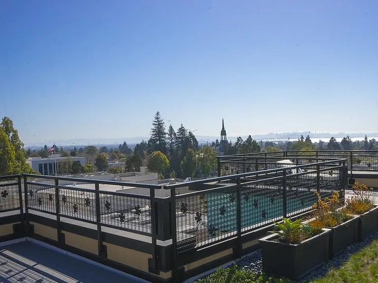 Addison Arts Apartments — Photo 32