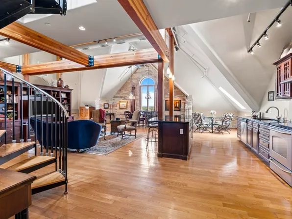 830 Cottageview Dr Suite 403, Traverse City, MI 49684