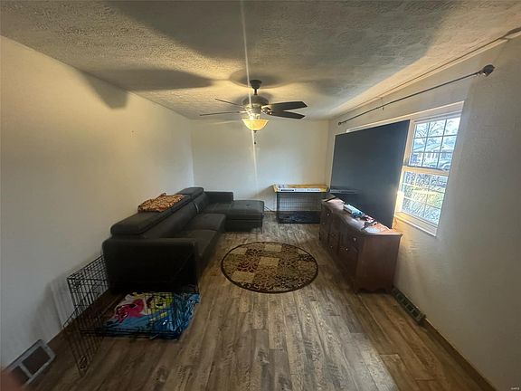 4th image of 104 Joan Dr