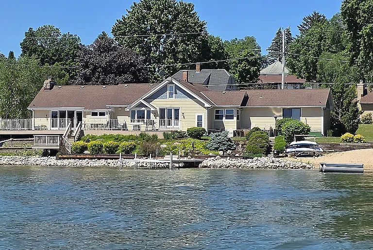 338 Lake Dr — Photo 1