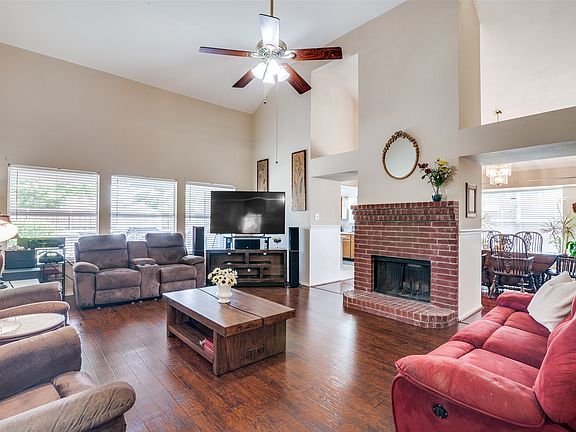 4th image of 400 Vicki Ln