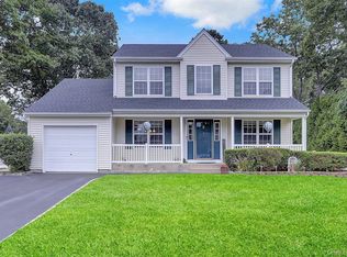 17 Beach Plum Ln, Middle Island, NY 11953