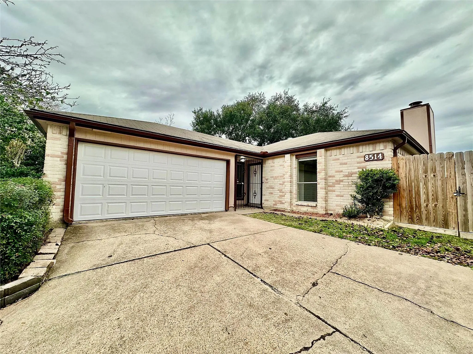 3 bed, 2.0 bath, 1640 sqft, $1,795 — Photo 2