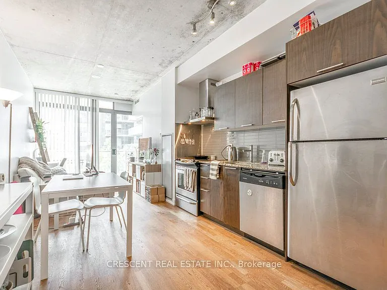 650 King St W #402 — Photo 11