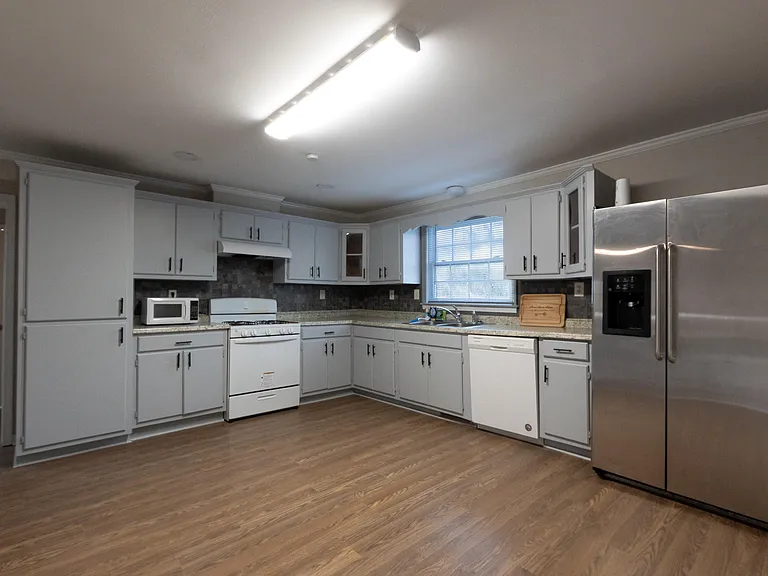 Full kitchen with plenty of space.