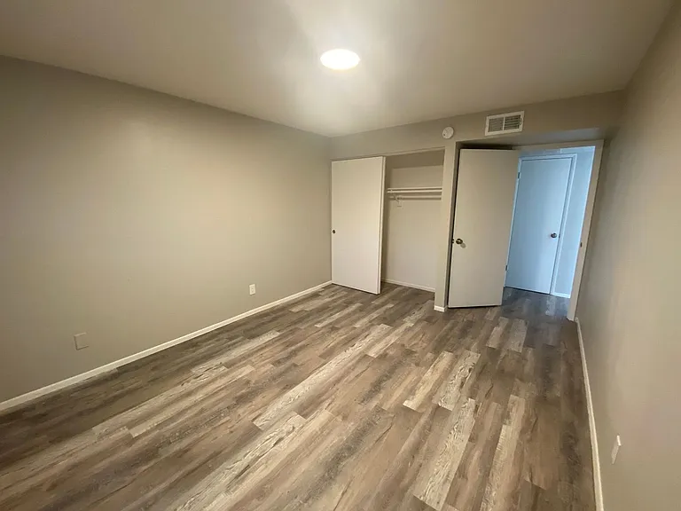 2414 W Devonshire Ave — Photo 28